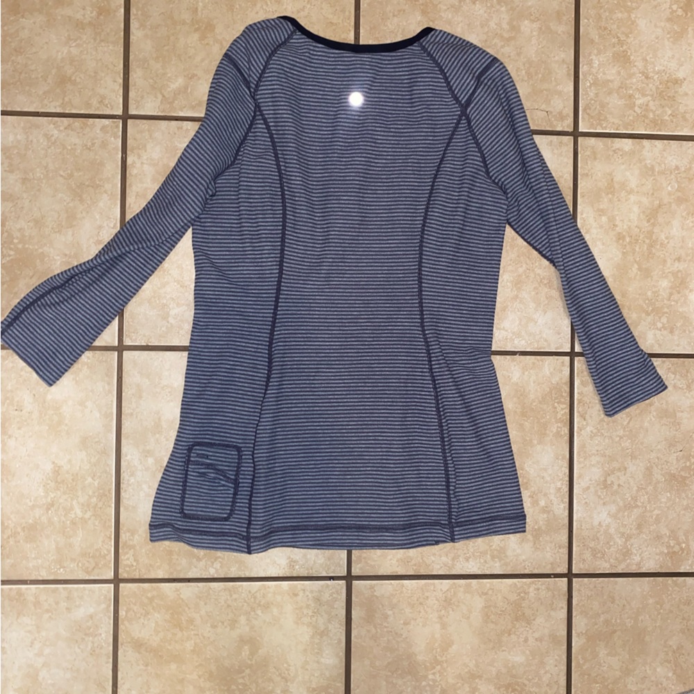 Lululemon turn around top size 10 - Picture 3 of 5